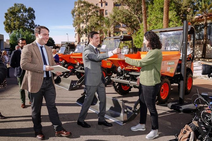 Archivo - Almería.-Diputación.-La Diputación invierte 500.000 euros para dotar de dúmpers y barredoras a 15 municipios 