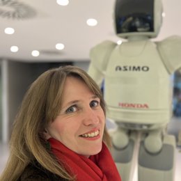 Mayte Tortosa junto al robot Asimo de Honda