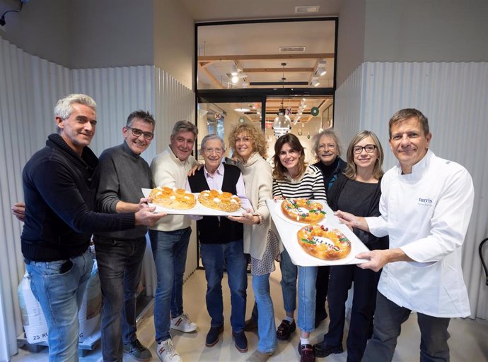 Los responsables de la Fundació Esclerosi Múltiple y Turris, junto a los actores Jordi Díaz, Queco Novell, Pere Arquillué, Joan Pere, ngels Gonyalons y Agns Busquets.