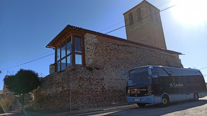 Archivo - Arxivo - Oficina mbil de CaixaBank en la localitat de Narros del Castillo (vila). 