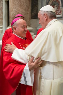 El arzobispo emérito de Zaragoza, Vicente Jiménez Zamora, junto al Papa Francisco.