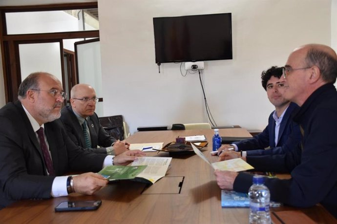 El vicepresidente primero del Ejecutivo autonómico, José Luis Martínez Guijarro, ha mantenido una reunión con representantes de 'Proyecto Arraigo' y 'Rumbo rural'.