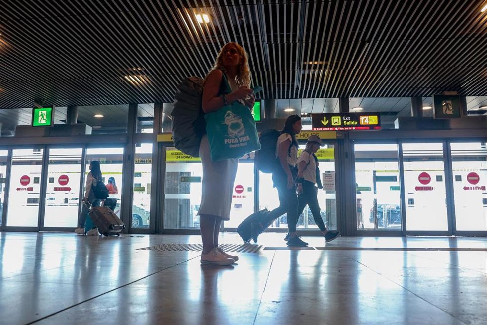 Archivo - Varias personas en el aeropuerto Adolfo Suárez-Madrid Barajas, a 4 de agosto de 2023, en Madrid (España). El Ministerio de Consumo informó ayer, 3 de agosto, de que ha incoado una serie de expedientes sancionadores a varias aerolíneas lowcost 