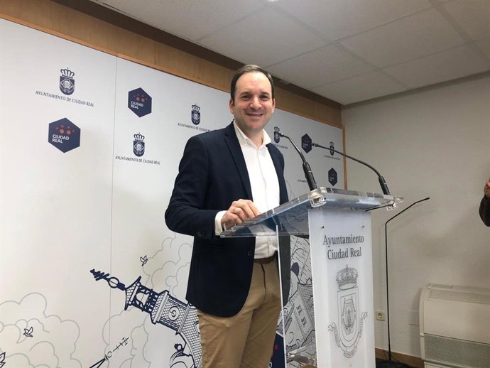 El portavoz del equipo de Gobierno del Ayuntamiento de Ciudad Real, Guillermo Arroyo, en rueda de prensa.