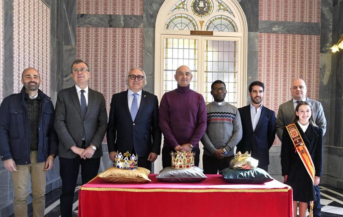 El alcalde de Murcia, José Ballesta, y el concejal de Cultura e Identidad, Diego Avilés, junto a los representantes de los Reyes Magos de Oriente, José Manuel Martínez, Jesús Franco Vicente y Armel Giboba.