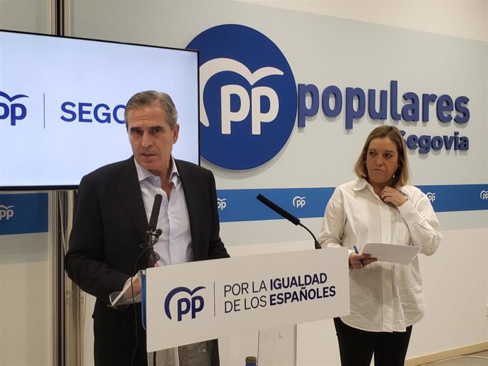 Los senadores populares Sanz Vitorio y María Ángeles García en la sede del PP de Segovia