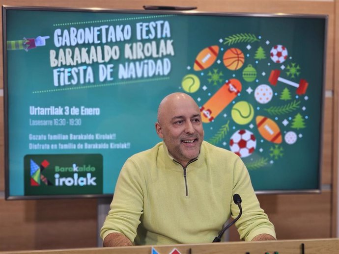 Iñigo Asensio, presidente de Barakaldoko KIrolak, presenta la nueva edición de la fiesta de navidad infantil.