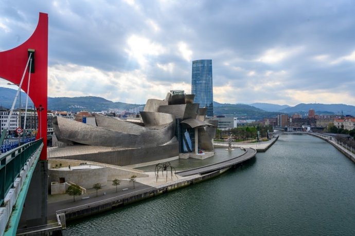 Imagen del Guggenheim Bilbao desde el puente de La Salve