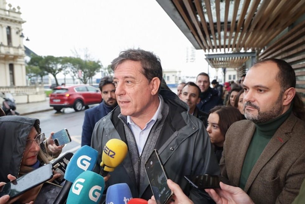 El candidato socialista a la Presidencia de la Xunta, José Ramón Gómez Besteiro, en declaraciones a los medios de comunicación