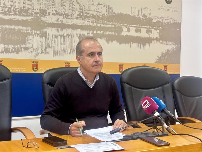 El portavoz del equipo de Gobierno en el Ayuntamiento de Talavera de la Reina, Jesús García-Barroso, en rueda de prensa.