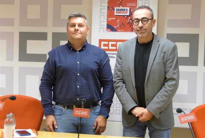 Archivo - El secretario regional de UGT, Luis Manuel Monforte, junto a su homólogo de CCOO, Paco de la Rosa