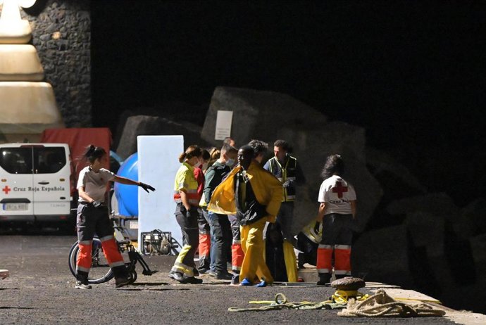 Llegada de un cayuco al muelle de la Restinga.