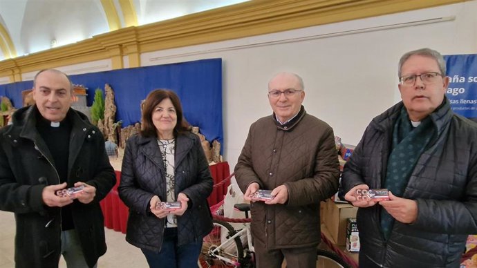 La presidenta de la Universidad entrega al director de Cáritas los 13.200 euros