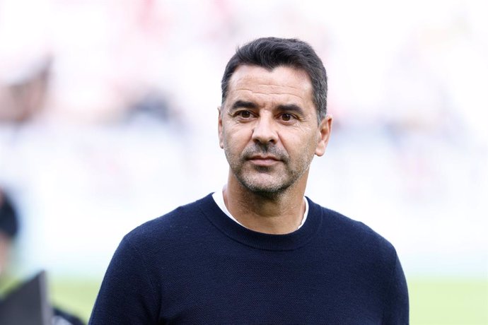 Archivo - Michel Sanchez, head coach of Girona FC, looks on during the spanish league, La Liga EA Sports, football match played between Rayo Vallecano and Girona FC at Estadio de Vallecas on November 11, 2023, in Madrid, Spain.