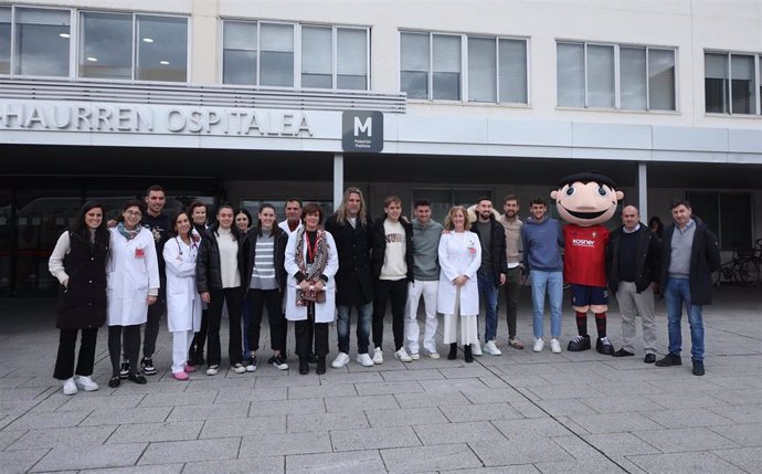 Visita de los jugadores y jugadoras de Osasuna a los niños hospitalizados.