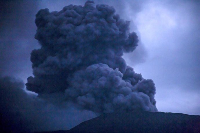 Imagen  de archivo de un volcán en Indonesia emitiendo una columna de humo y ceniza. 