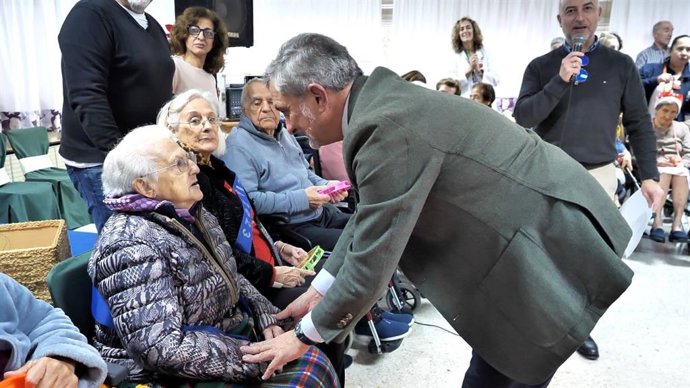 Escobar dialoga con una de las usuarias de la Residencia Asistida de Diputación de Almería