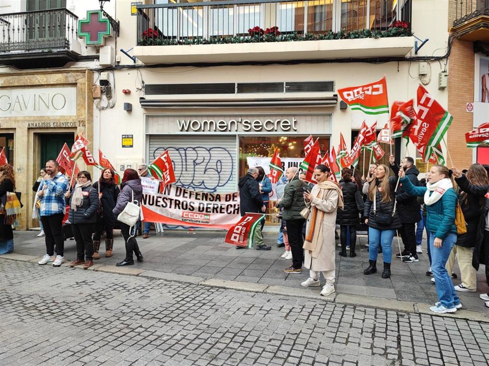 Concentración laboral a las puertas de un establecimiento del grupo Tendam.