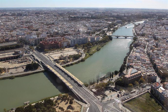 Archivo - Vista aérea de Sevilla 