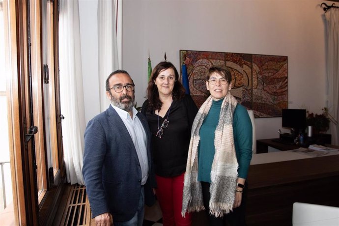 El presidente de la Diputación de Cáceres, Miguel Ángel Morales, con la alcaldesa de Pescueza, Agustina Fernández, y la presidenta de la asociación Amigos de Pescueza, Cristina Iglesias. 