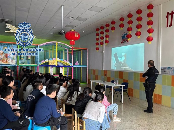 Charla informativa de la Policía Nacional en el centro educativo Yoer