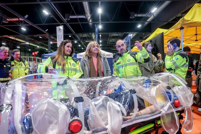 La vicealcaldesa de Madrid y delegada de Seguridad y Emergencias, Inma Sanz (c), durante una visita a la XIII edición del salón Juvenalia, en la Feria de Madrid
