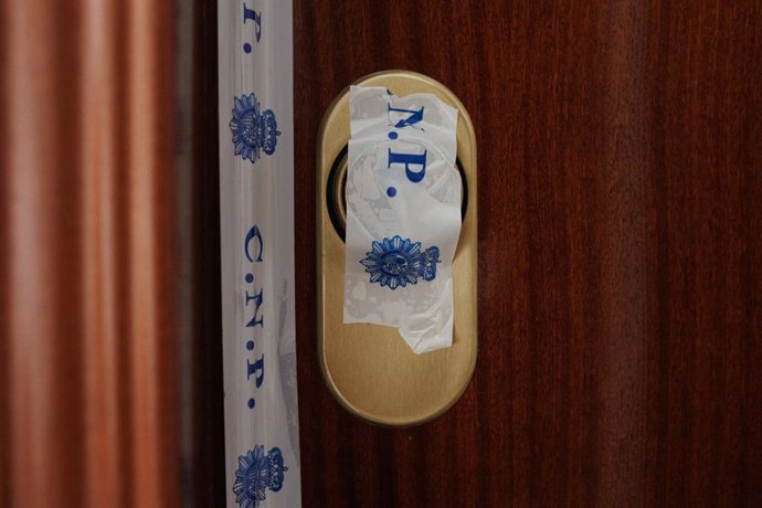 Archivo - El cerrojo de la puerta 1 del sexto piso precintado con una cinta de la Policía Nacional, después de que un joven de 25 años asesinara presuntamente a una mujer de 53 años la pasada madrugada, en el número 1 de la calle Batanes, a 3 de julio d