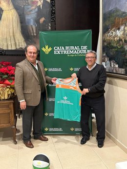 El presidente de Caja Rural de Extremadura, Urbano Caballo, y el presidente de la Federación Extremeña de Baloncesto, Martín Fariñas, durante la presentación de la nueva equipación.