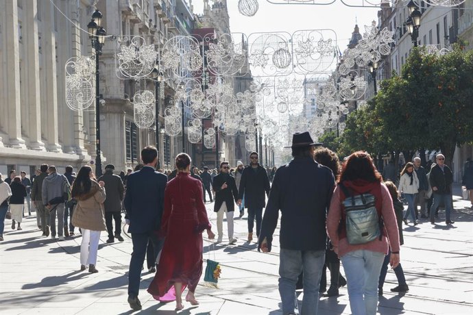 Turistas y sevillanos disfrutan del ambiente navideño por la Avda de la Constitución en Sevilla, foto de recurso