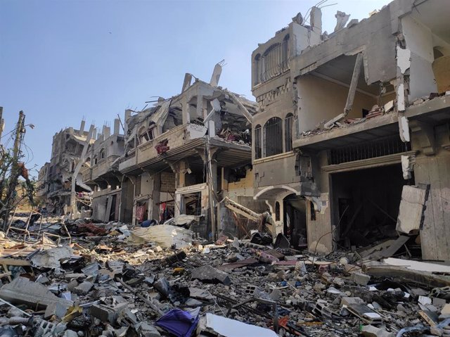 Archivo - Edificios destruidos por los ataques del Ejército de Israel contra el campamento de refugiados de Yabalia, en el norte de la Franja de Gaza (archivo)