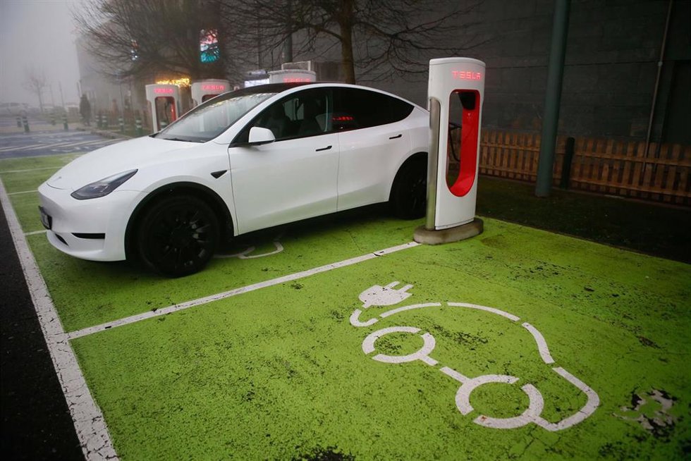 Un vehículo en un punto de carga en una electrolinera, a 18 de diciembre de 2023, en Lugo, Galicia (España). La Asociación Española de Fabricantes de Automóviles y Camiones (ANFAC) estima que hay 25.180 puntos de Recarga de Acceso Público en España, de 