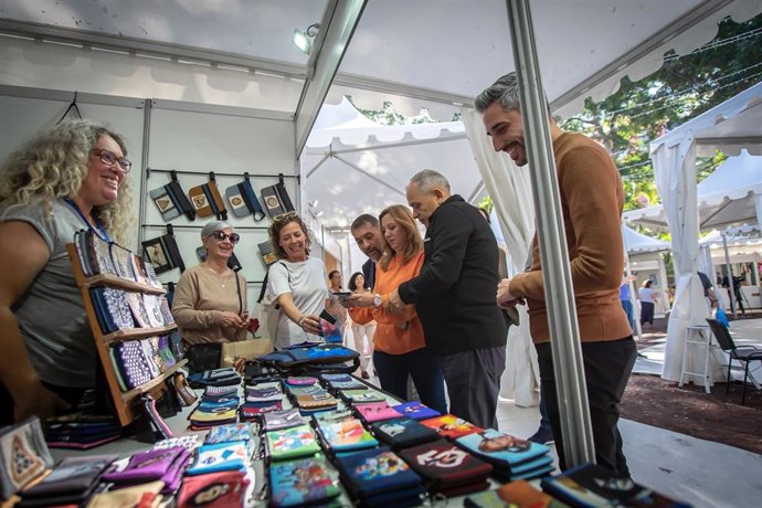 El alcalde de Santa Cruz de Tenerife, José Manuel Bermúdez, la presidenta del Cabildo de Tenerife, Rosa Dávila, y el consejero de Desarrollo Económico, Efraín Medina, en una visita a la feria de Reyes de Santa Cruz de Tenerife