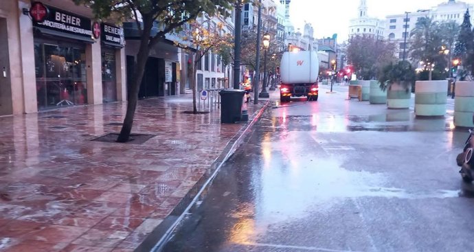 Operativo de limpieza tras la celebración de la Nochevieja en la plaza del Ayuntamiento de Valncia