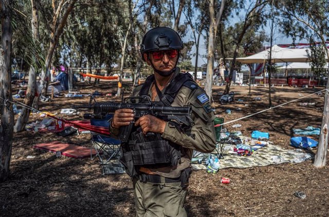 Archivo - Un soldado israelí patrulla las instalaciones del festival Supernova, blanco de los ataques de Hamás el 7 de octubre.