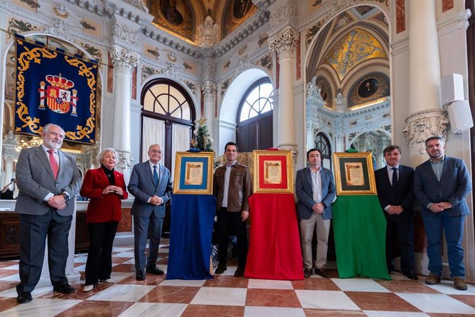 El alcalde de Málaga, Francisco de la Torre, junto a la concejala delegada de Fiestas, Teresa Porras, hace entrega este martes de los nombramientos a los representantes de Sus Majestades los Reyes Magos