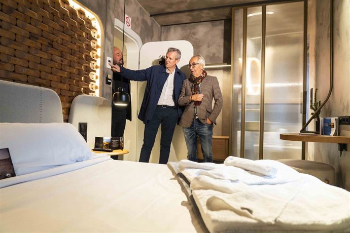 El líder del PPdeG, Alfonso Rueda, se reúne en Carnota con representantes del sector turístico.