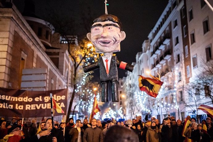 Decenas de personas celebran la entrada del año nuevo en la calle Ferraz, a 1 de enero de 2024, en Madrid (España). 