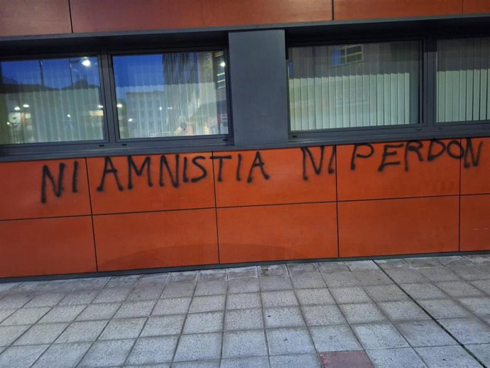 Pintadas en la fachada de la sede provincial del PSOE de León.