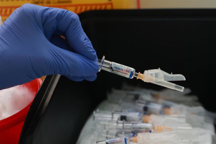 Archivo - Vacuna contra la gripe en un centro de salud.