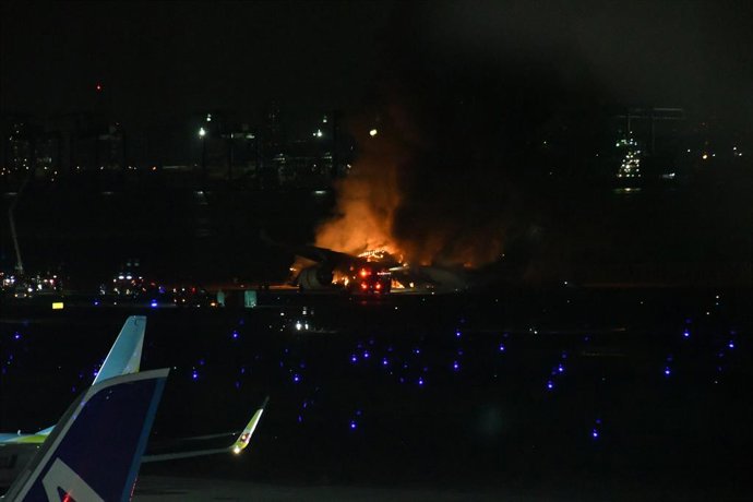 Avión de Japan Airlines accidentando en Tokio.