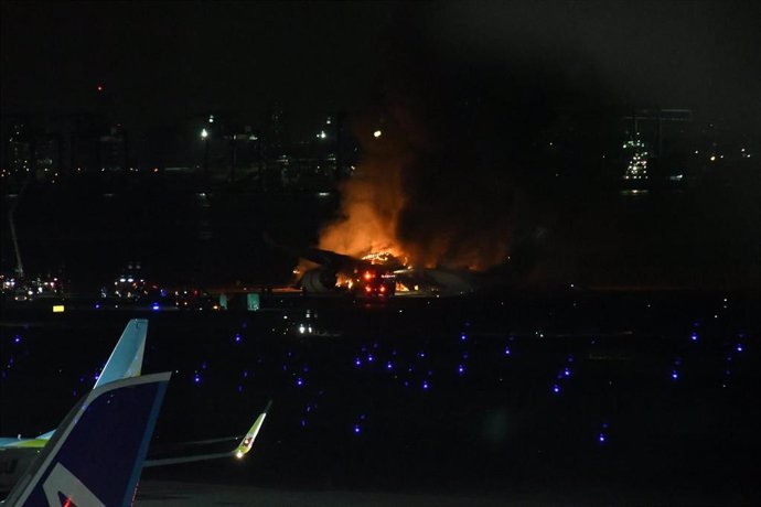 Avión de Japan Airlines accidentando en Tokio.