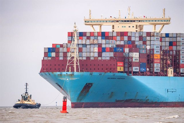 Archivo - 04 February 2022, Bremen, Bremerhaven: The "Mumbai Maersk" container ship arrives at Bremerhaven port. The ship was freed after it ran aground near the North Sea island of Wangerooge. Photo: Sina Schuldt/dpa