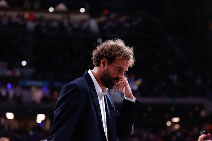 Archivo - Roger Grimau, head coach of FC Barcelona, looks on during the Turkish Airlines EuroLeague, Regular Season, basketball match played between Real Madrid and FC Barcelona at Wizink Center on October 26, 2023, in Madrid, Spain.
