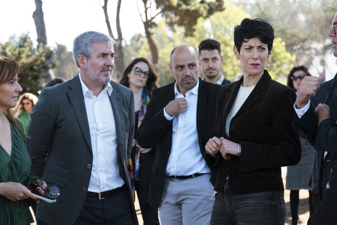 La ministra de Migraciones, Elma Saiz, en una visita al centro de migrantes de Las Raíces, en Tenerife