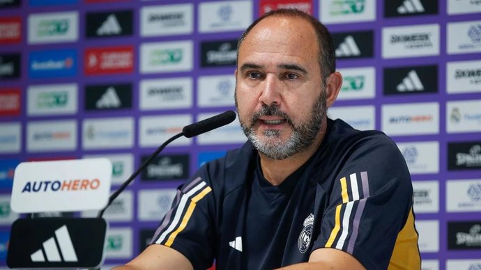 El entrenador del Real Madrid de baloncesto, Chus Mateo, en rueda de prensa