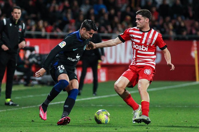 Archivo - Álvaro Morata y Miguel Gutiérrez en el Girona-Atlético de Madrid de la temporada pasada