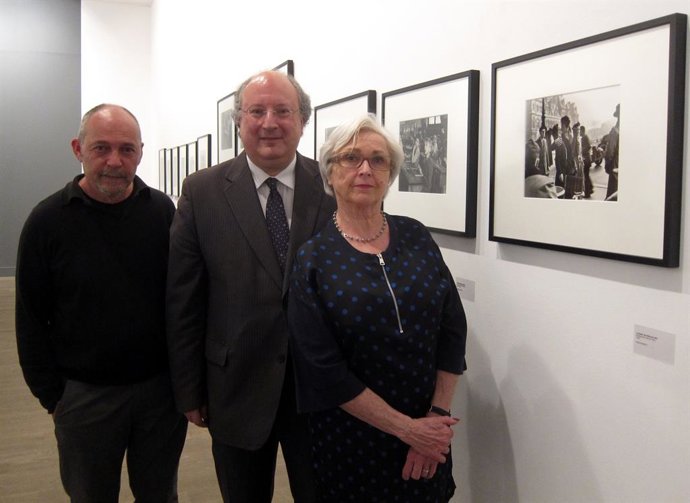 Archivo - La hija de Robert Doisneau junto a la fotografía del beso