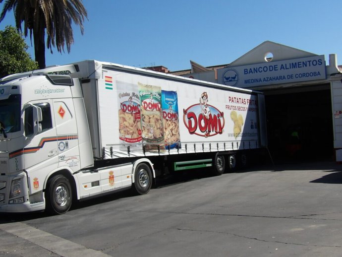 Tráiler a las puertas del Banco de Alimentos Medina Azahara.