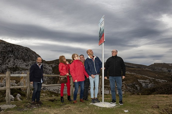 Descubrimiento de la placa conmemorativa al deportista Borja Ortiz por su gesta en Los Machucos