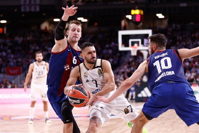 Archivo - Facundo Campazzo of Real Madrid and Jan Vesely of FC Barcelona in action during the Turkish Airlines EuroLeague, Regular Season, basketball match played between Real Madrid and FC Barcelona at Wizink Center on October 26, 2023, in Madrid, Spai
